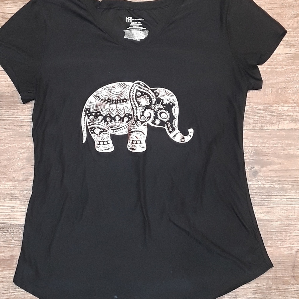No boundaries tee black with pink ele. Size L